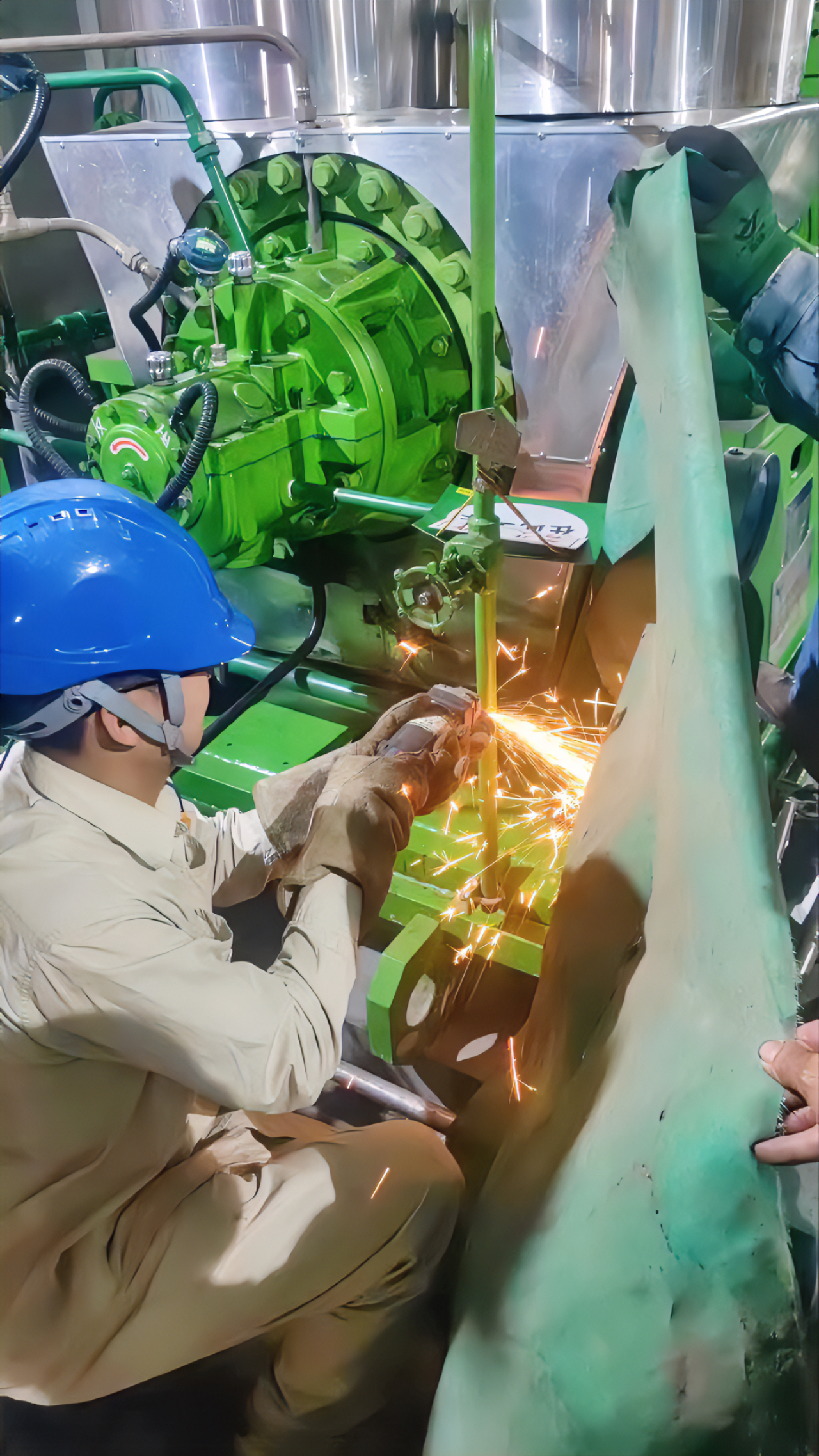 設(shè)備部汽機(jī)專業(yè)頂著34℃高溫下進(jìn)行主廠房#1機(jī)組前置泵排空閥內(nèi)漏缺陷處理，為發(fā)電機(jī)組迎峰度夏期間穩(wěn)定運(yùn)行保駕護(hù)航 (2).jpg