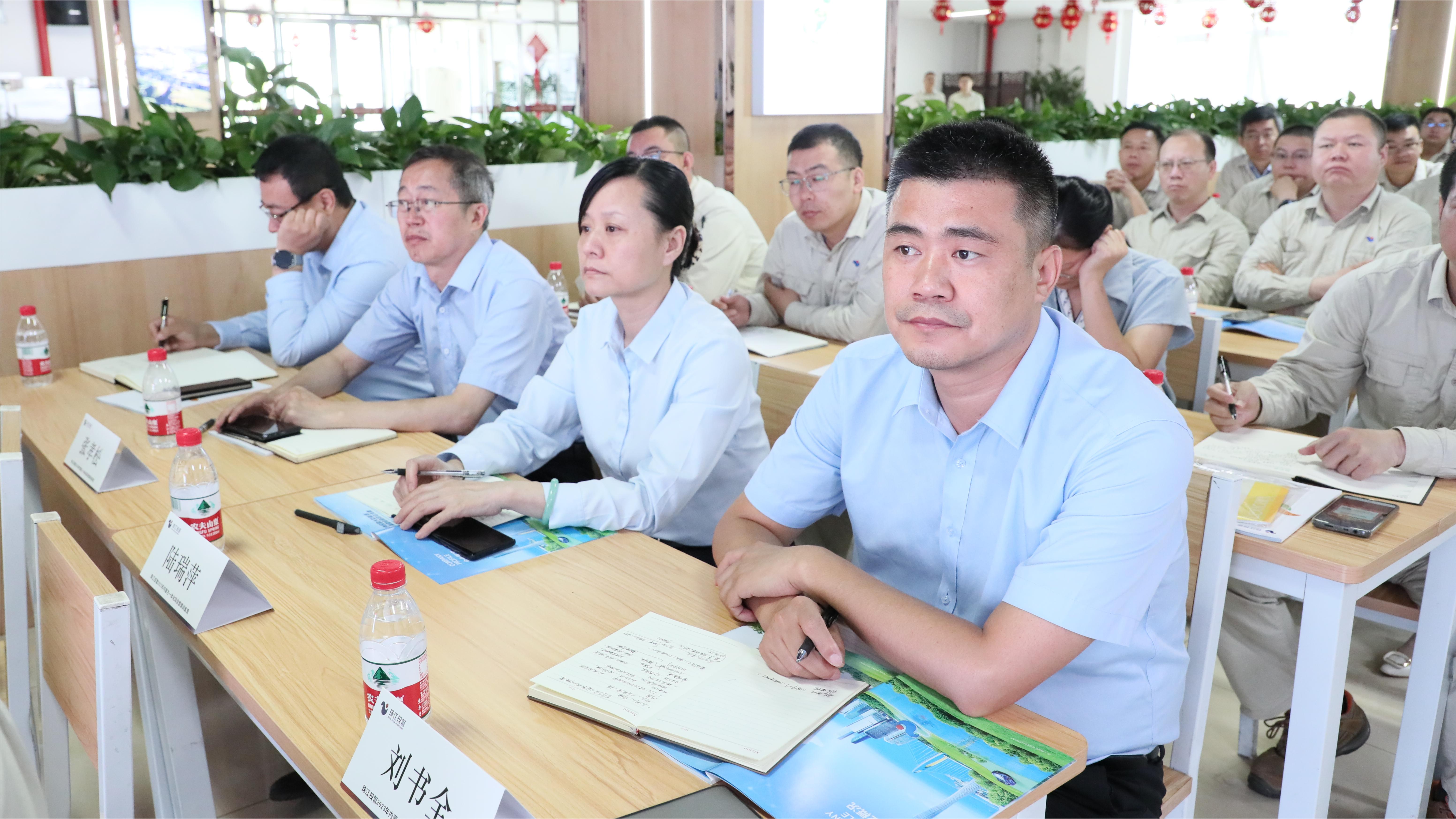 學(xué)習(xí)現(xiàn)場2.JPG 學(xué)習(xí)現(xiàn)場2.JPG